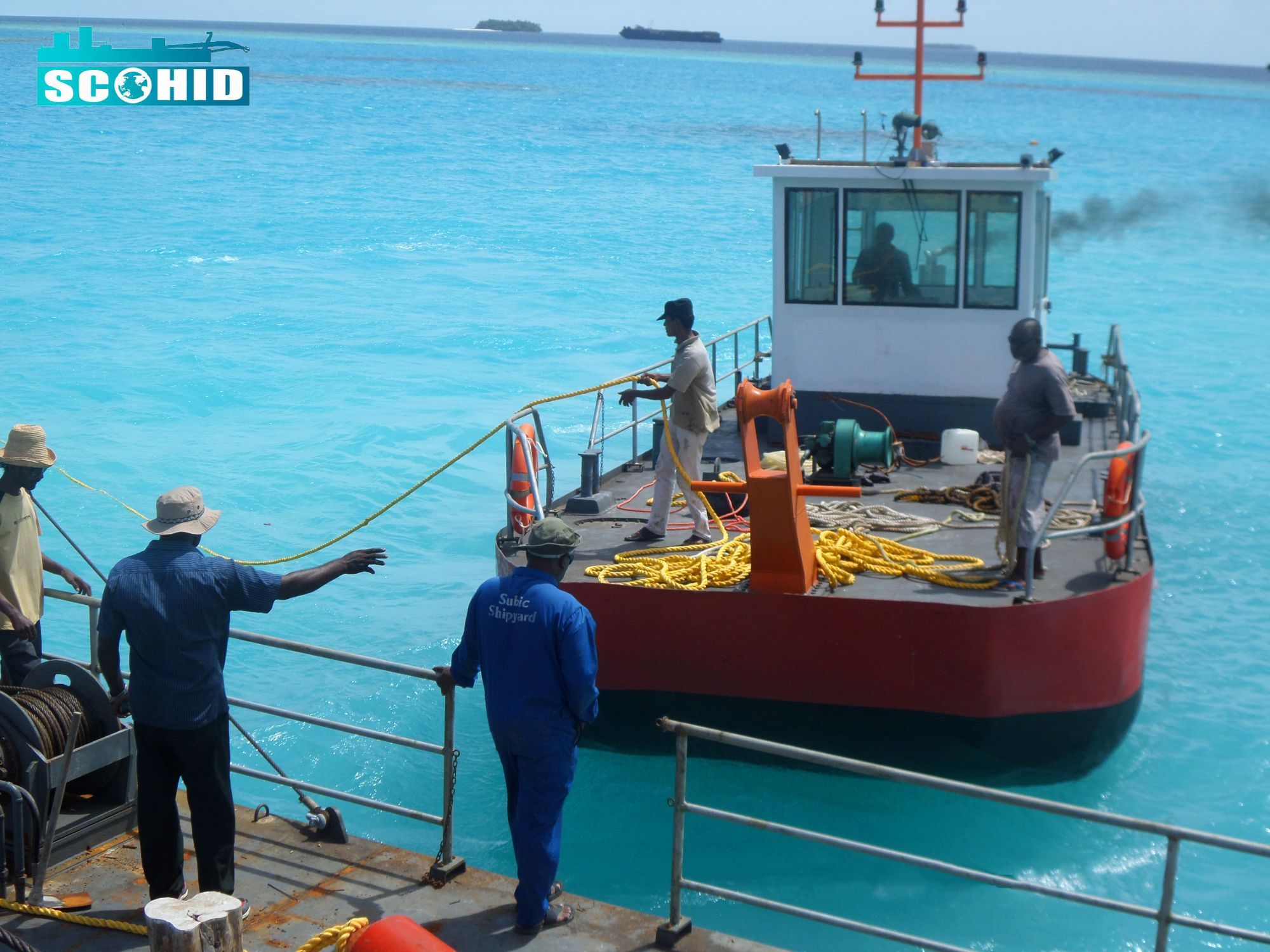 Remolcar un remolcador o un barco de trabajo es esencial para las operaciones de dragado.