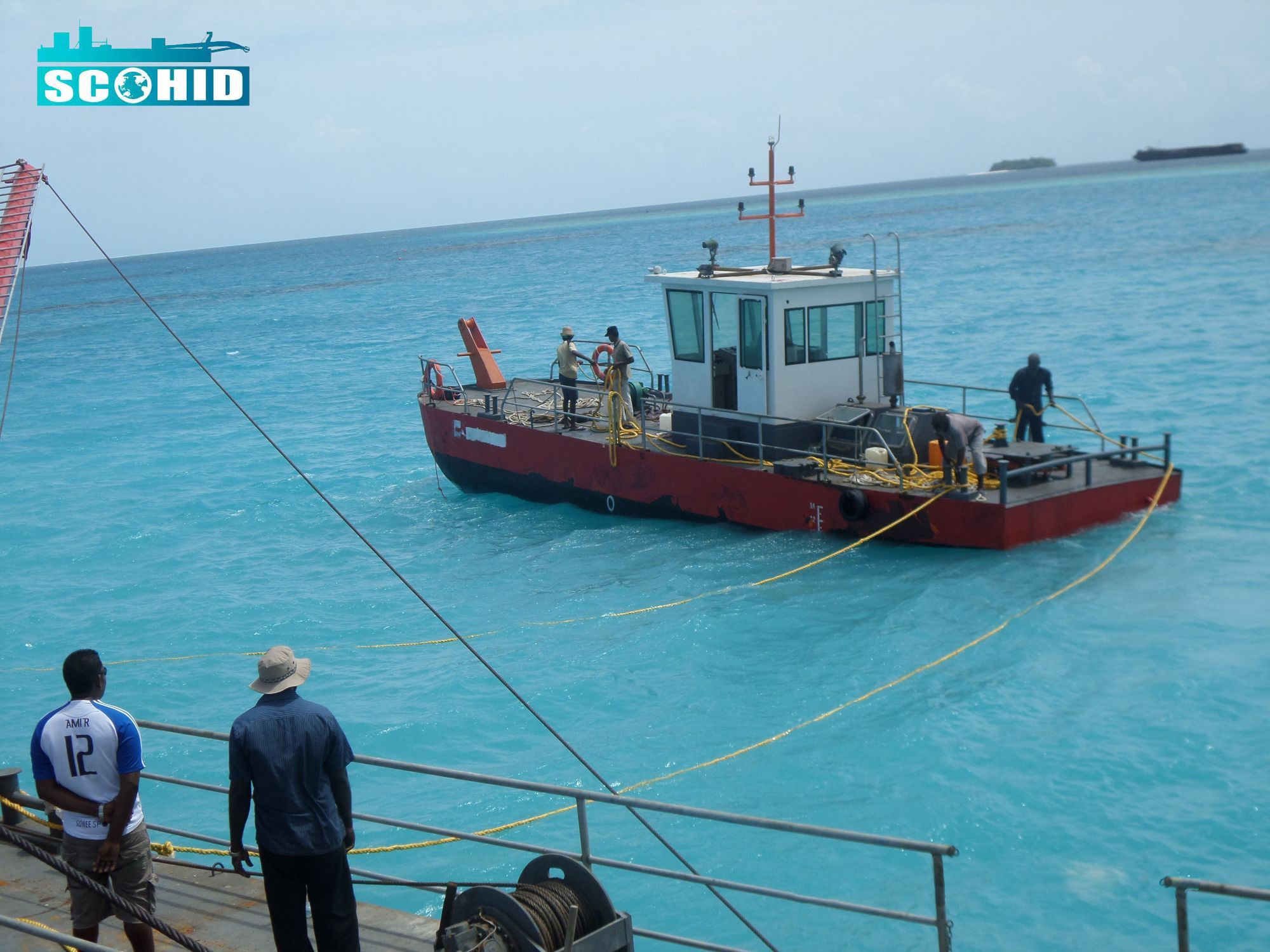 Remolcar un remolcador o un barco de trabajo es esencial para las operaciones de dragado.