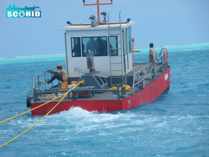 Remolcar un remolcador o un barco de trabajo es esencial para las operaciones de dragado.