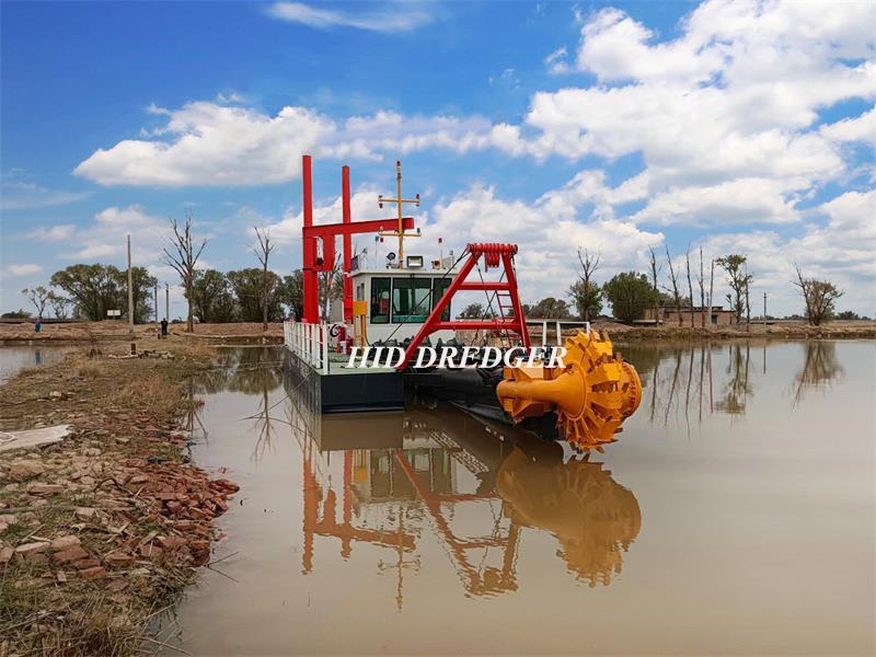 Draga de rueda de cangilones utilizada para dragar arena y barro de río.